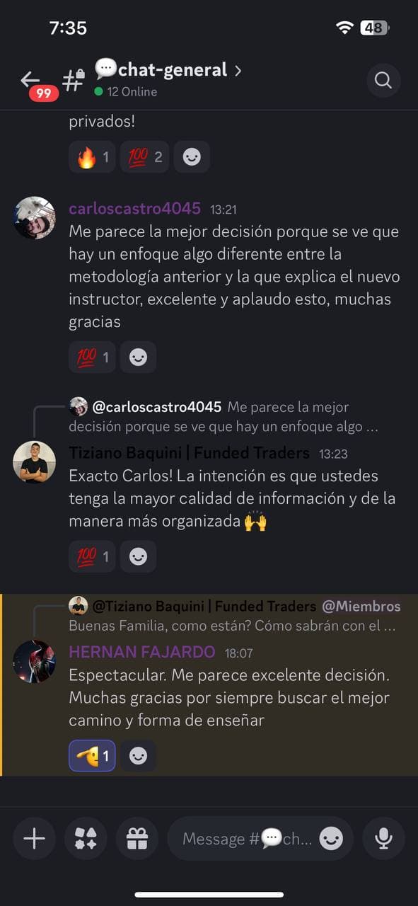 Chat de la comunidad en Discord: alumnos valorando la claridad y calidad de la formación.