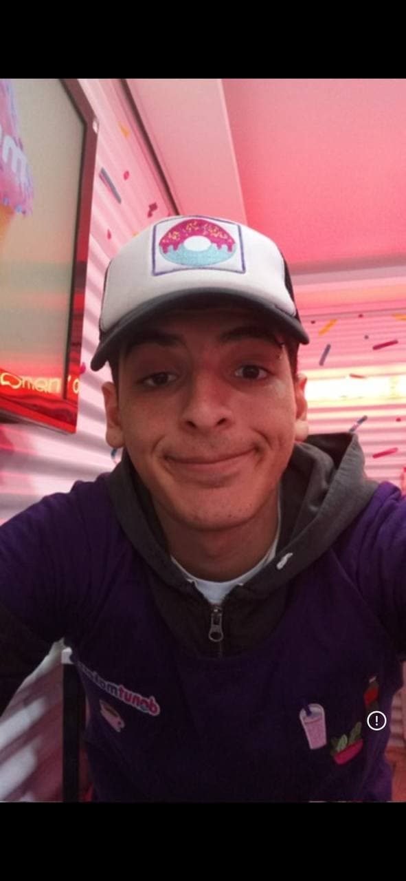 Tiziano en su etapa vendiendo donas, con la gorra y el uniforme de la tienda.